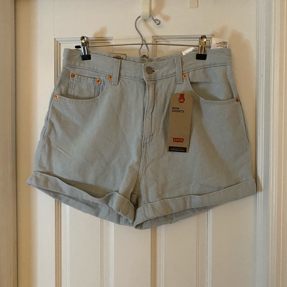 Levi’s mom short jeans never worn! Size 30